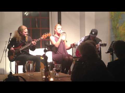 Erica Larsson Trio, Upperud 9:9