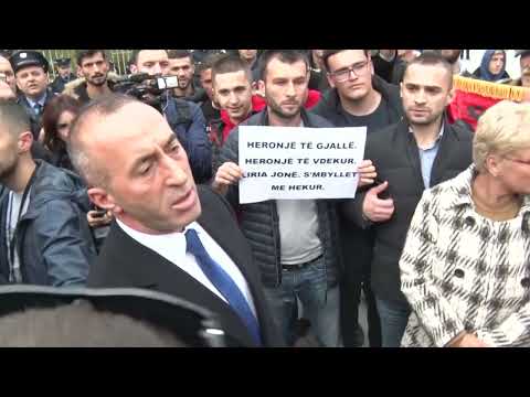 Mshele gojën, i drejtohet Haradinaj protestuesit me megafon