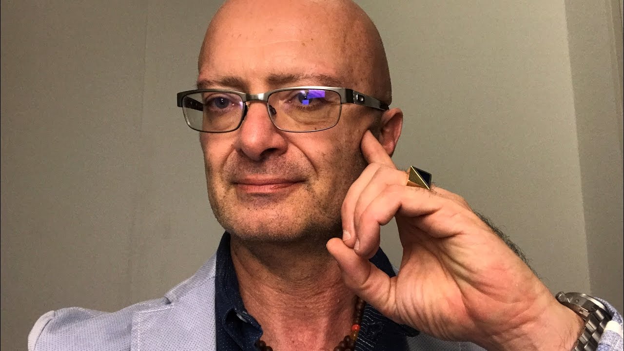 LUI PRIMA TI CERCA E POI SPARISCE