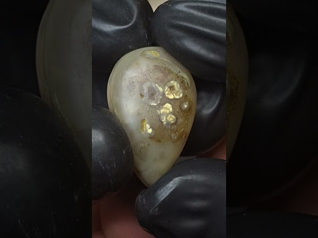 حجر عقيق بافوري طبيعي