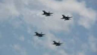preview picture of video 'USAF Thunderbirds Practice for Air Force Academy Graduation'