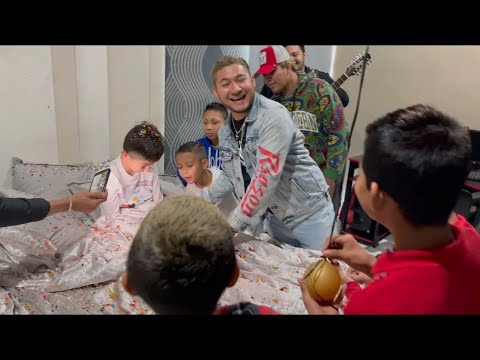 DESPERTAMOS A UN FAN EN SU CAMA 😴 Y SORPRESAS A MAMÁS SOÑADORAS 🎁❤️/ Grillo La Duda