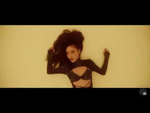 Uhm Junghwa x Hwasa “Hop In”