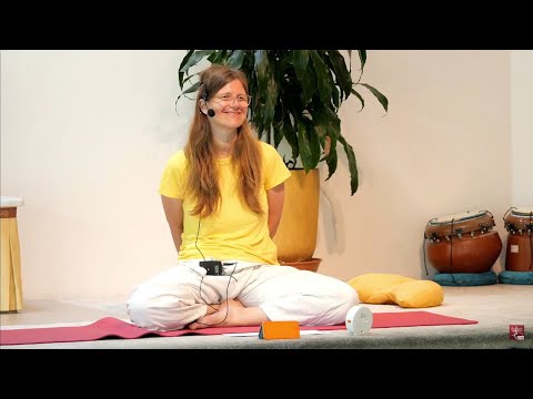 Bhakti Devi Yogastunde mit Manuela - Yoga Vidya - Live 9:15 -  16.07.2021
