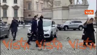 Colao con il trolley, Stefani, Giorgetti e Garavaglia lasciano il Quirinale dopo il giuramento