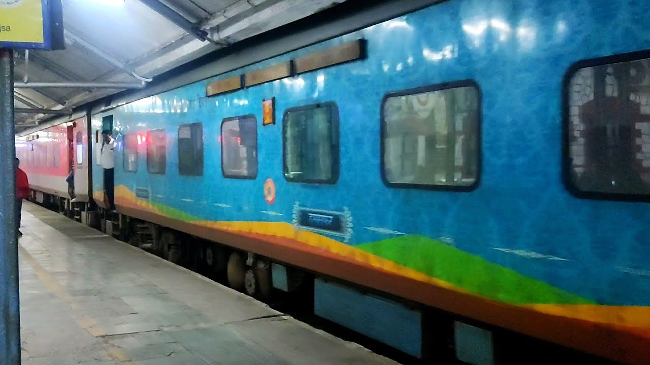 Watch video 12401 Nanda Devi Express Arriving at Dehradun Terminal Now 12401 Nanda Devi Express Arriving at Dehradun Terminal