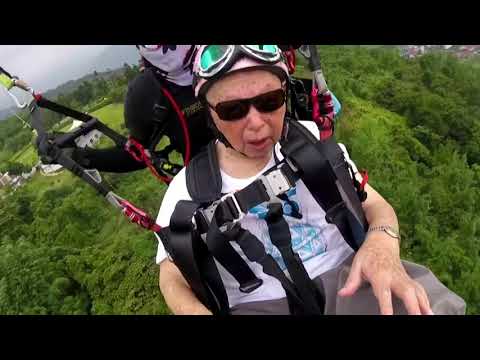 105歲老人成最年長的滑翔傘雙人飛行者 (A 105-year-old man becomes the oldest person to paraglide tandem)