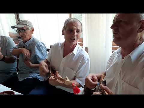 Ndoc Lekgega e Anton Gjoka kendojn per shoket e Uzines Arit Rubik