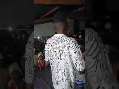 Mendex canta e encanta no show de Nikotina e Glass Gamboa