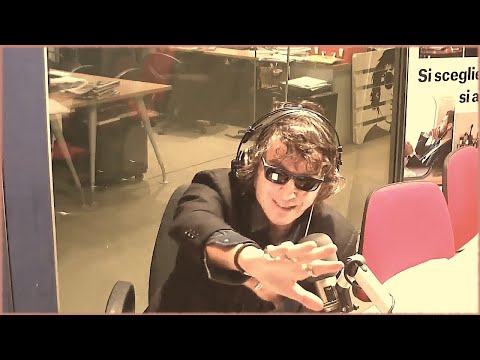 Ascoltatore da Napoli insulta la madre di Cruciani e lui gliela passa - La Zanzara 14.11.2018