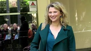 EXCLUSIVE: Superbe Cecile Bois et Chevalier du Fiel a Vivement Dimanche a Paris