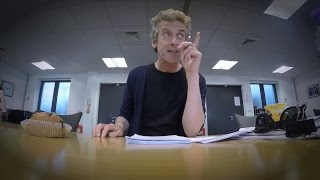 Peter Capaldi fracasse par le biais de la lecture