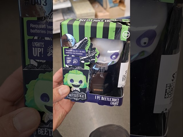 Vídeo relacionado con Paladone Beetlejuice Icon Accent Light - Producto oficial de la icónica película de terror retro, decoración de habitación espeluznante y regalo, accesorio gótico para dormitorio y luz nocturna para