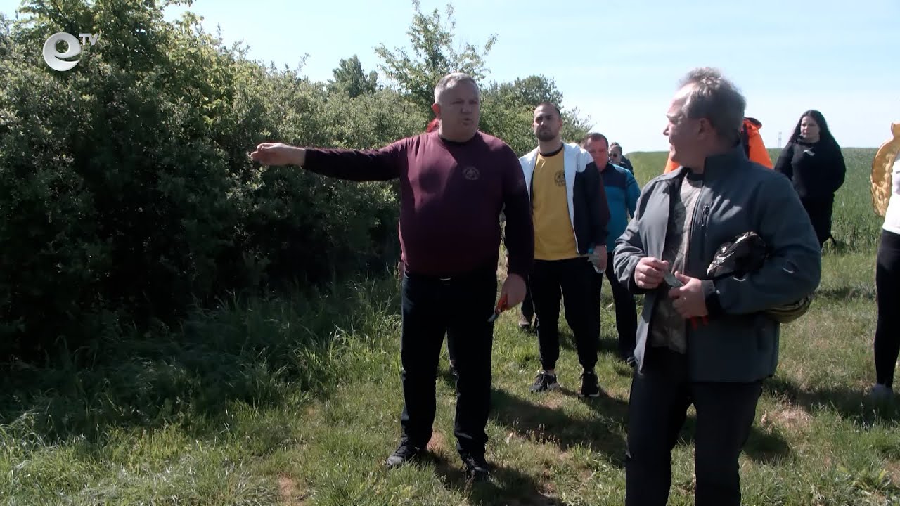 Млади еколози почистиха находище на застрашено от изчезване вид растение в Деня на Земята