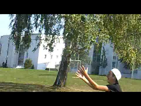 Yavuz versucht's mit Ball und Handy :D