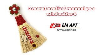 Decorat realizat manual pe o mini mătură