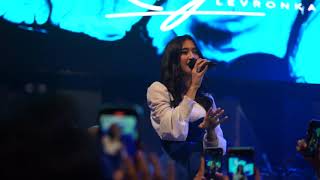 Download lagu Keisya Levronka- tak ingin usai - live Bandung mp3