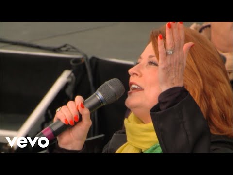Bill & Gloria Gaither - Joy Comes in the Morning [Live] ft. Joy Gardner