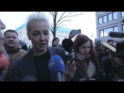 Odważna kobieta, wkłada kij w mrowisko.