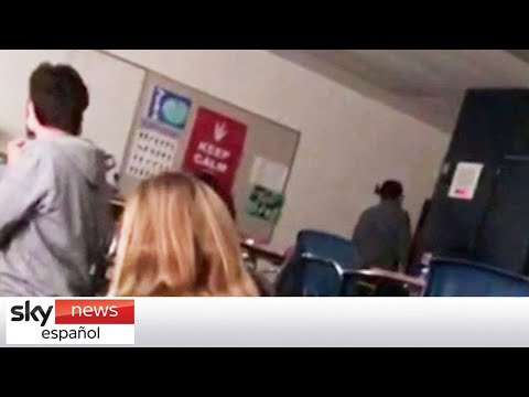 Video de estudiantes escondiéndose de tiroteo en escuela de Michigan