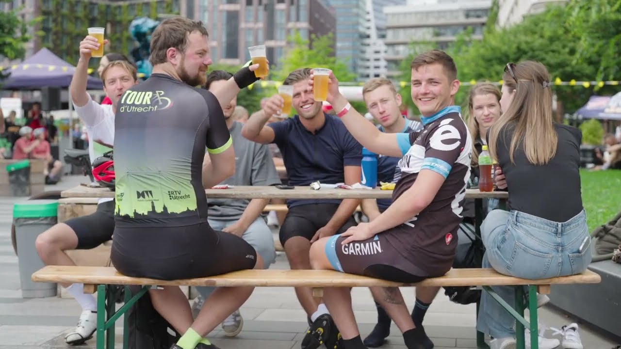 Deelnemers proosten na de finish van Tour d'Utrecht