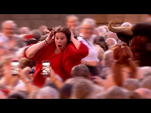 Shocking: Bull attacks woman at concert! — (André Rieu - España Cani)