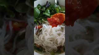 베트남 하노이에서는 아침으로 쌀국수를 먹는 사람들이 고추 한 숟가락을 넣어 먹습니다. #Hanoi pho, …