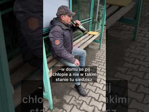 Pijak na przystanku robi gnój