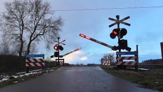 preview picture of video 'Spoorwegovergang Nieuw Amsterdam/ Passage a Niveau/ Railroad-/ Level Crossing/ Bahnübergang'