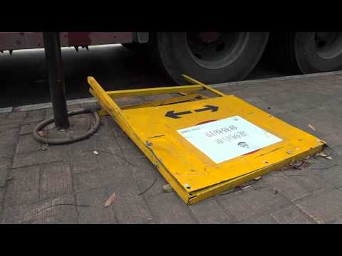 [極醜惡]新界北交通差佬斷九估 -- 鳳南路鐵牌倒地無人理 23-3-2015