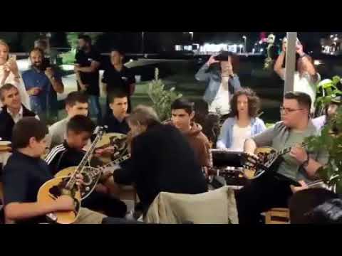 Το αστείρευτο μουσικό πάθος του Σταύρου Ξαρχάκου που «διευθύνει» μία παρέα μικρών μουσικών