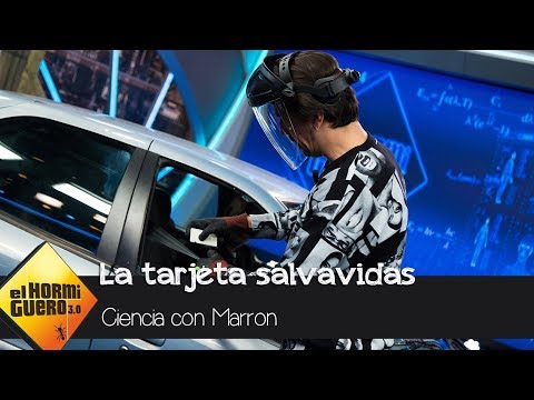 Marrón le enseña a Frank Cuesta la tarjeta salvavidas - El Hormiguero 3.0