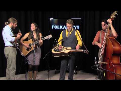 Folk Alley Sessions: Lindsay Lou & The Flatbellys - "Leaves and Pods"