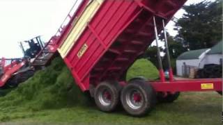 preview picture of video 'JohnDeere 6910 silage 2011 tippin off(Mike Casey)'