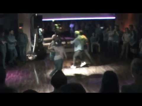 Kleine Tanzimprovisation der Trainer der Latin Dance Academy