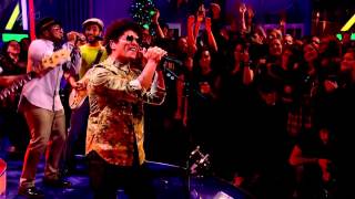 Bruno Mars - Locked Out Of Heaven (Alan Carr's New Year Specstacular 12/31/2012)