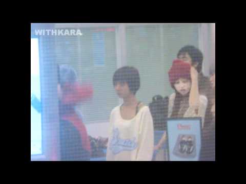 110119 Seungyeon & Hara at Suvarnabhumi (back to Korea)