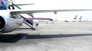 preview picture of video 'naik pesawat sriwijaya air di bandara soeta cengkareng'