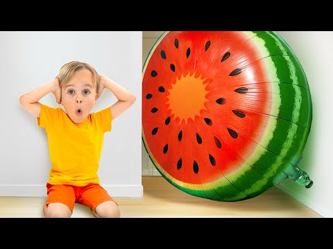 Chris and Alice learn to play together - Funny story with balloons