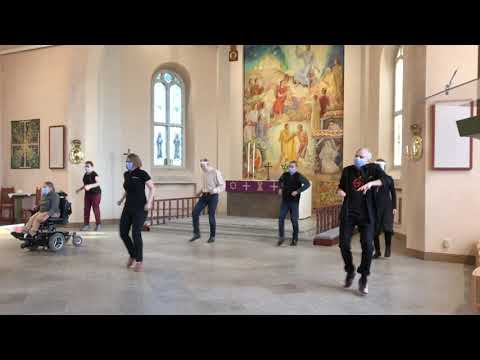 Medarbetare i Töreboda pastorat dansar jerusalemachallenge