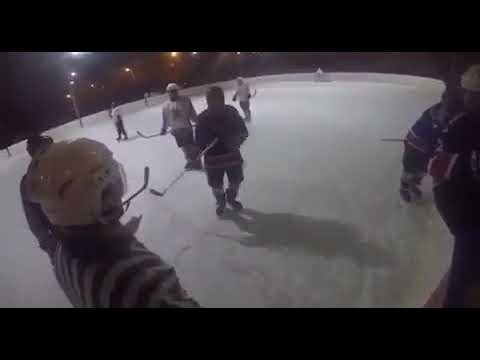 Недовольный хоккеист и рефери