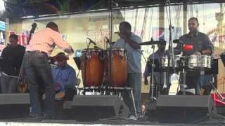 El Canario singing, "Baila que baila" with Dance on 2 dancers @ South Street Seaport: 9/26/10