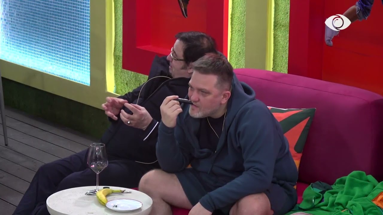 Juli imiton Merin: E pash që ishte me atë këmishën e natës të kuqe…