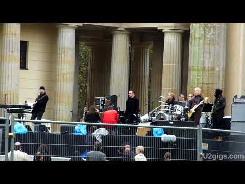 U2 w/ Jay-Z Sunday Bloody Sunday soundcheck Berlin, Brandenburg Gate 2009-11-05 - U2gigs.com