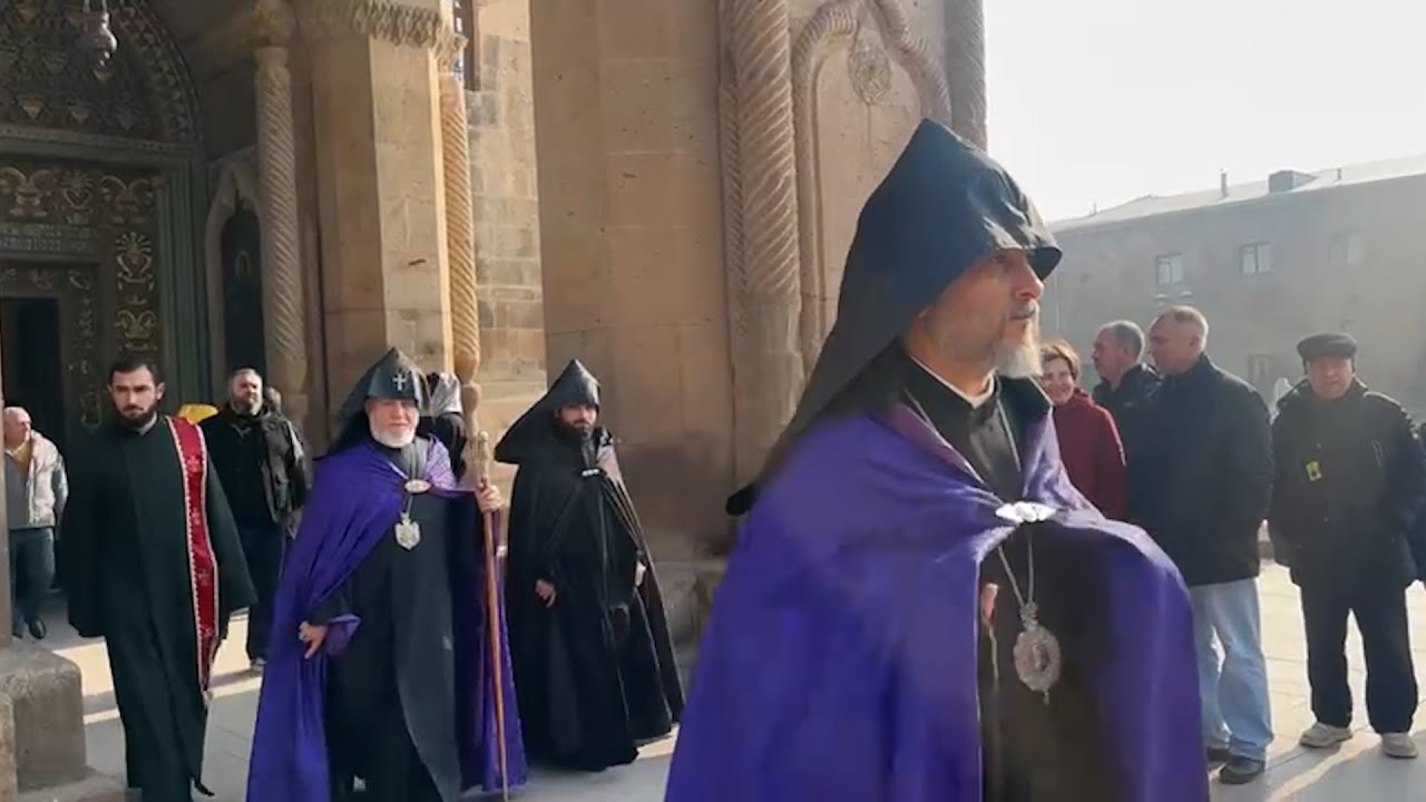 Վեհափառը` պատարագից հետո