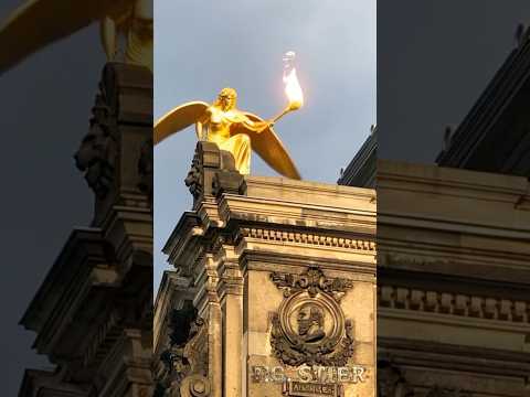 top spekulative Sehenswürdigkeiten & Dresden | AI sieht alles | Engel mit Flacke &  duschende Dame
