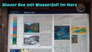Blauer See mit Wasserfall im Harz