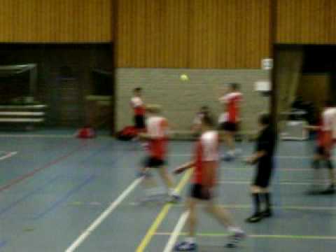 Mijn broertje scoort met handbal!