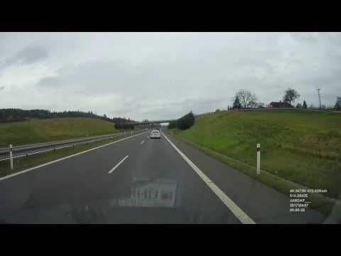 Auto na dálnici v protisměru u Písku - 7. 4. 2017.