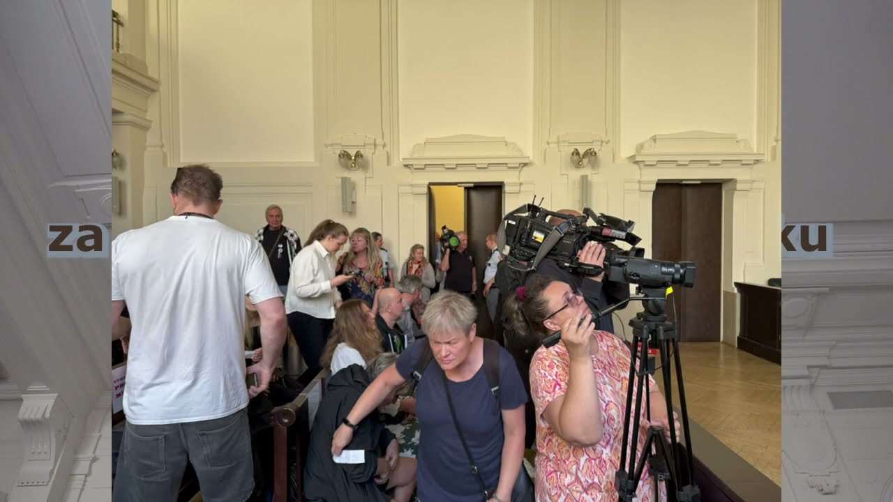 Druhé hlavní soudní líčení bylo opět odročeno. Pohled uvnitř, názory stran a veřejnosti.